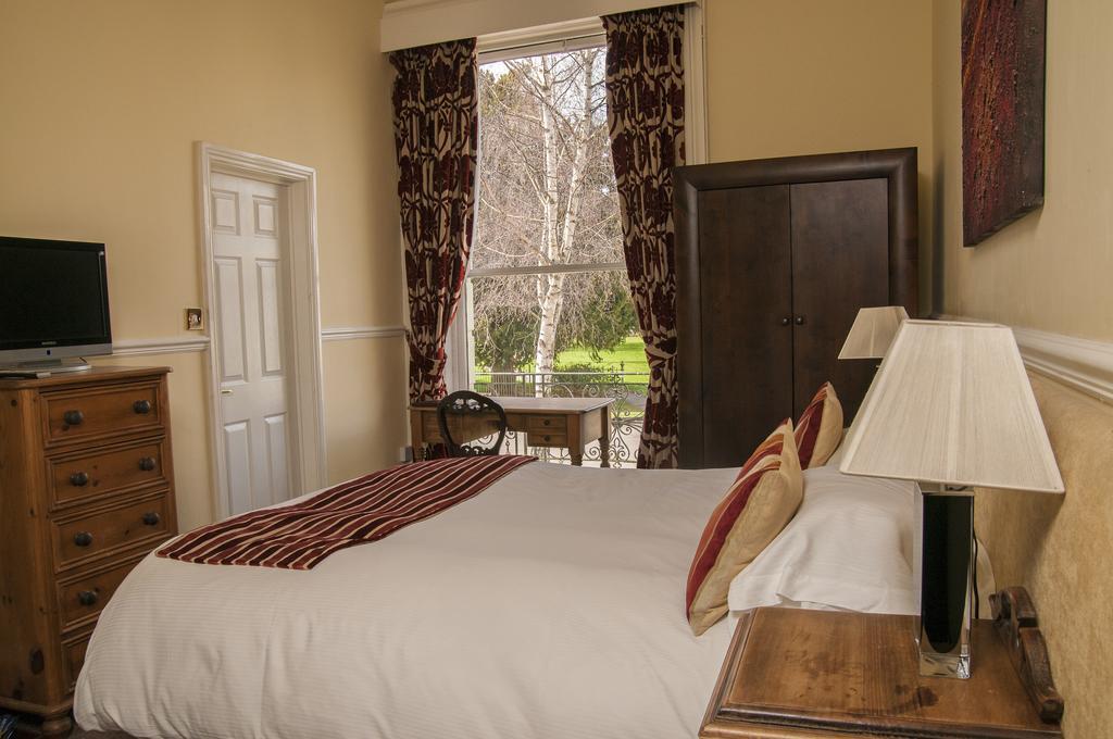 Clarence Court Hotel Cheltenham Buitenkant foto