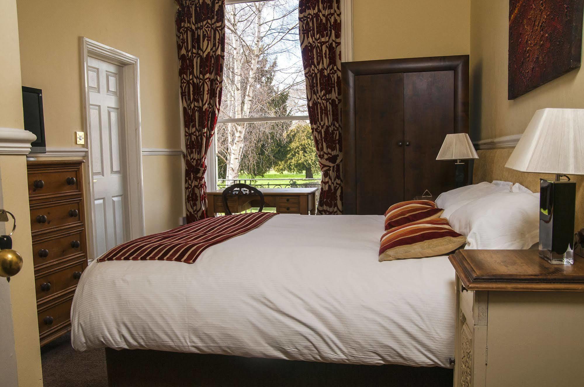 Clarence Court Hotel Cheltenham Buitenkant foto