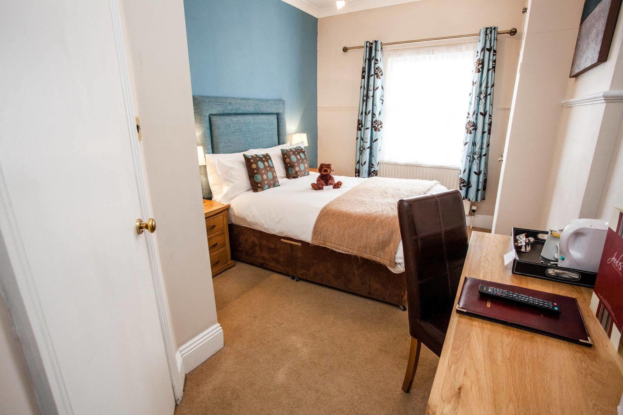 Clarence Court Hotel Cheltenham Buitenkant foto